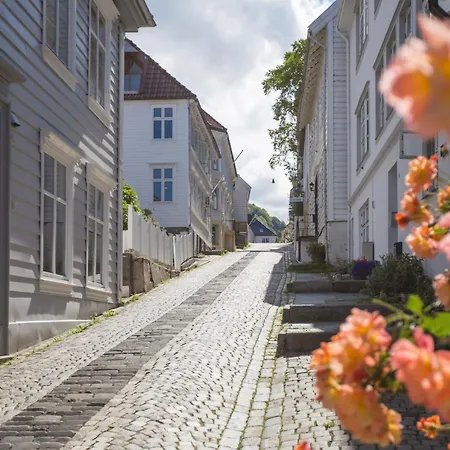 Spacious 3- Bedroom With Unbeatable Location Lägenhet *